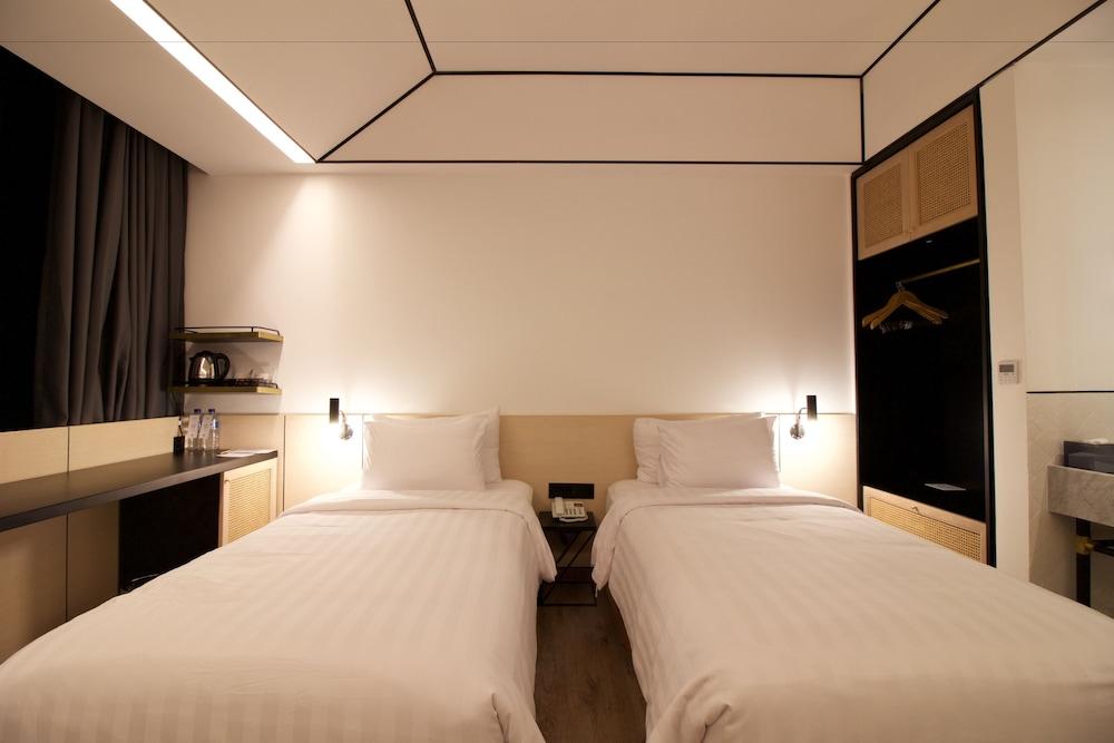 Gaia Cosmo Hotel Yogyakarta Exterior foto
