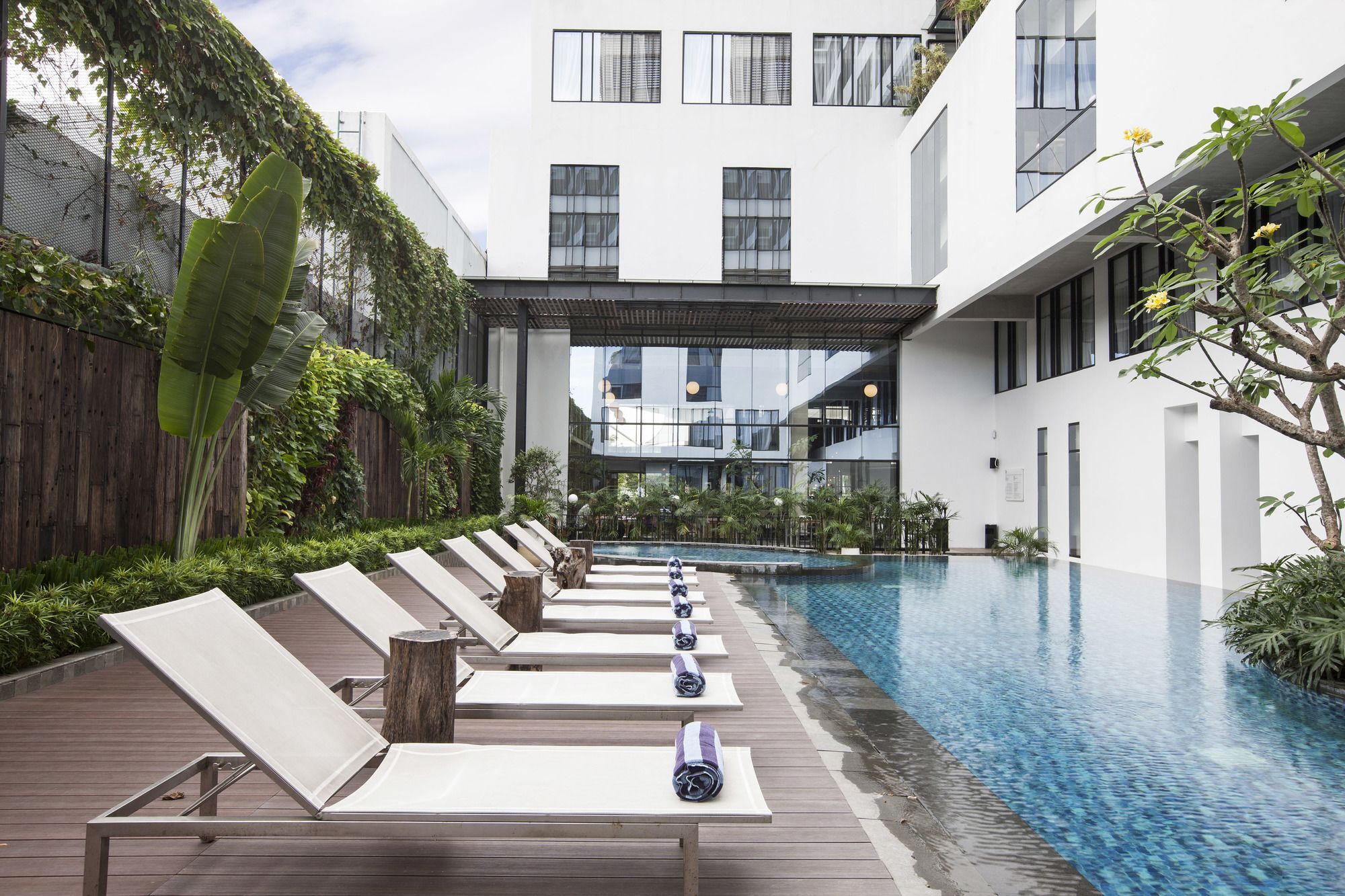 Gaia Cosmo Hotel Yogyakarta Exterior foto